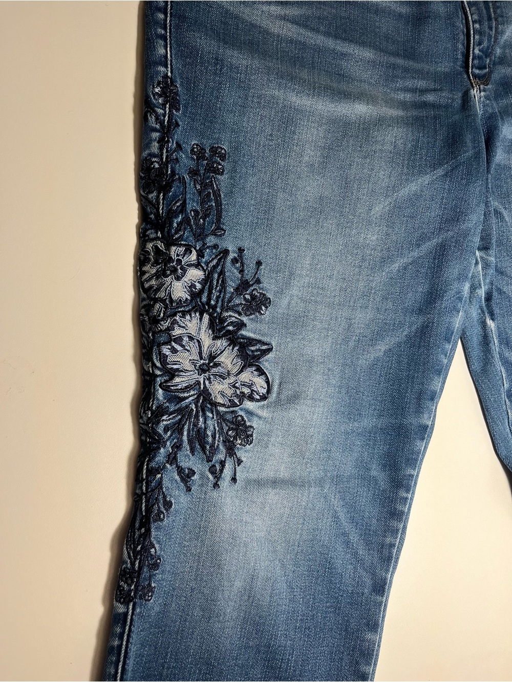 White House Black Market Embroidered Women’s Jeans - Picture 3 of 10